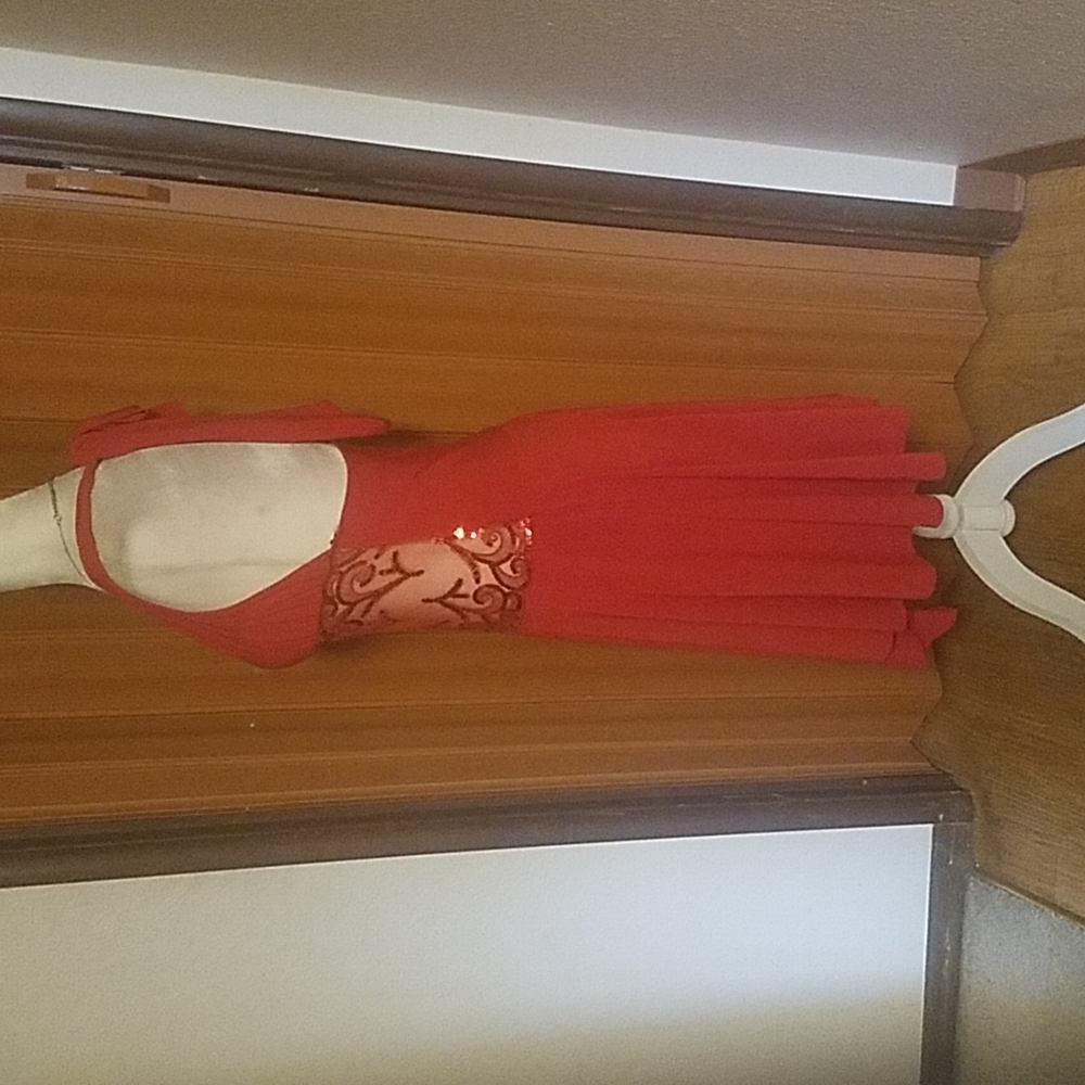 BEATRICE BACKLESS RED DRESS - Picture 5 of 6